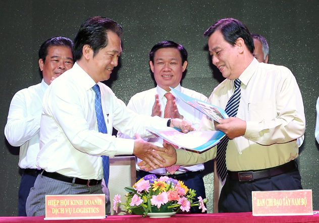 Ban chỉ đạo Tây Nam Bộ và Hiệp hội các doanh nghiệp đầu tư logistics Việt Nam ký kết chương trình phối hợp đầu tư phát triển dịch vụ logistics tại vùng. Ảnh: VGP/Thành Chung