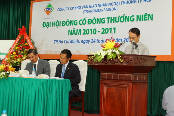 Ông Phan Thanh Nghĩa đọc Tờ trình báo cáo phát hành cổ phiếu và trái phiếu năm 2010.