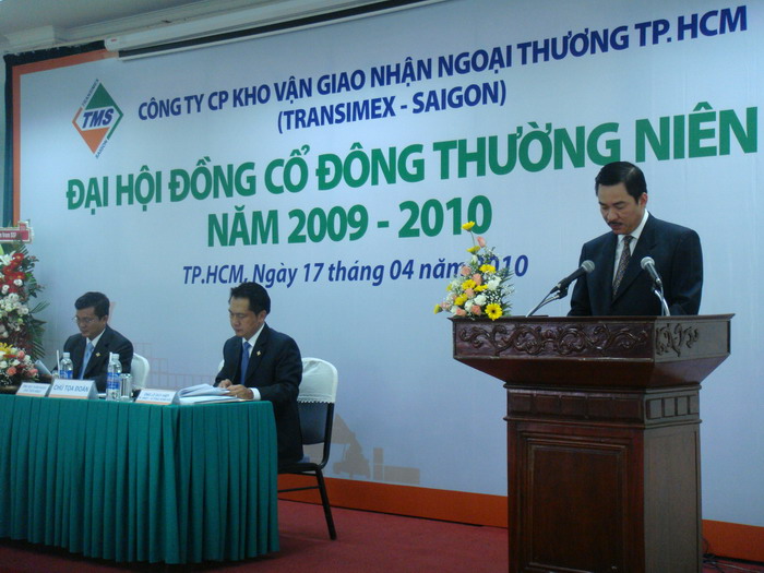 Chủ tịch HĐQT Công ty - Ông Bùi Tuấn Ngọc báo cáo của HĐQT năm 2009 và kế hoạch năm 2010.